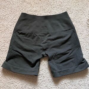 Alphalete Amplify Contour Shorts - Olive Green XS